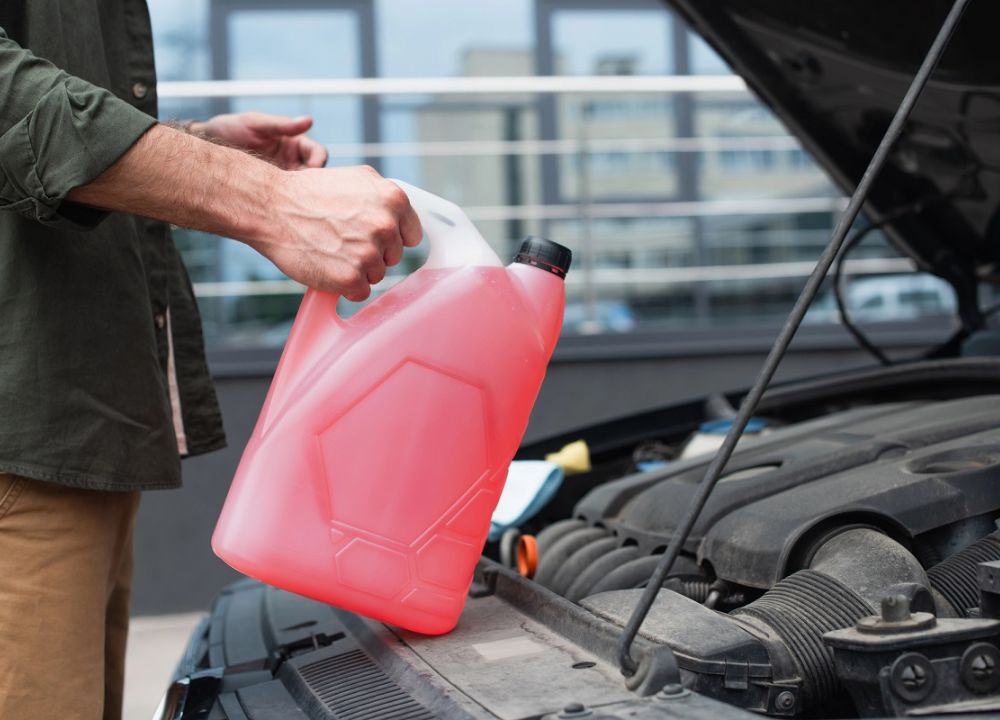 DIY汽車水箱精超簡單!不進保養廠也能讓引擎降溫又順暢